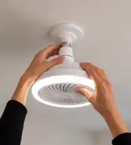 El foco-ventilador encendido en el techo