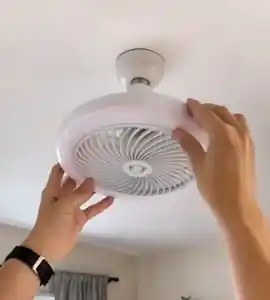 Con el control remoto cambias la luz y la velocidad
