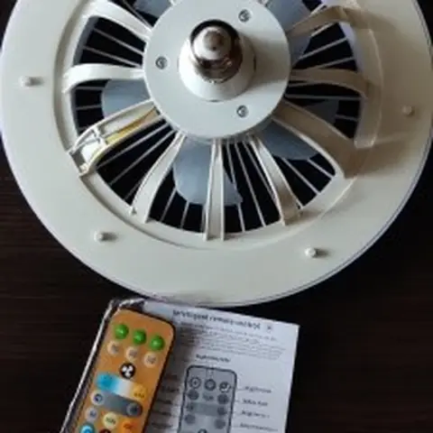 Foto de un comprador: el foco-ventilador y su control remoto recién llegados