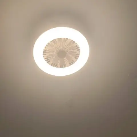 Foto de un comprador: el foco-ventilador encendido en el techo